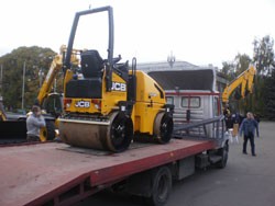 Перевозка катка на платформе эвакуатора